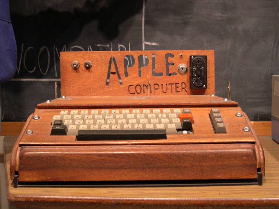 أول جهاز كمبيوتر أبل ماكينتوش 1979